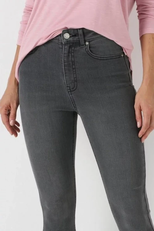 Papaya-April-Super-Skinny-grafitowe-spodnie-jeansy-modelka-zblizenie.webp