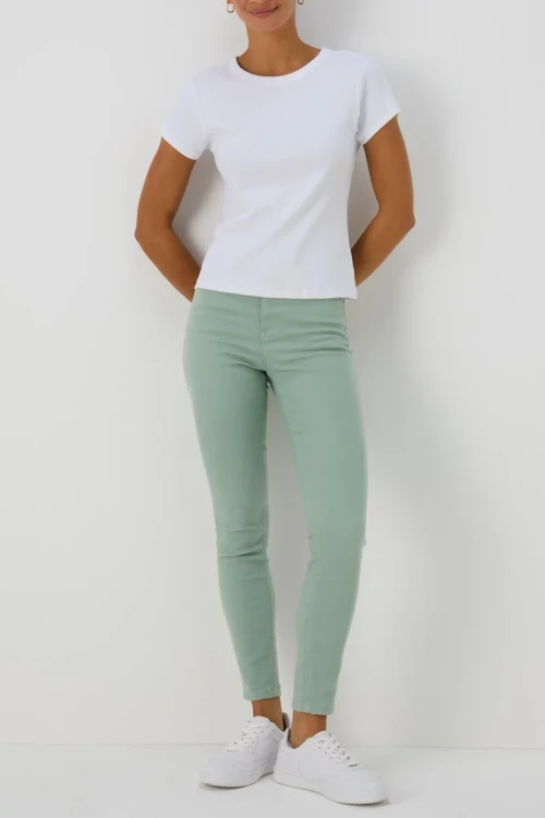 Papaya-April-Super-Skinny-pistacjowe-spodnie-jeansy-modelka-przod.webp