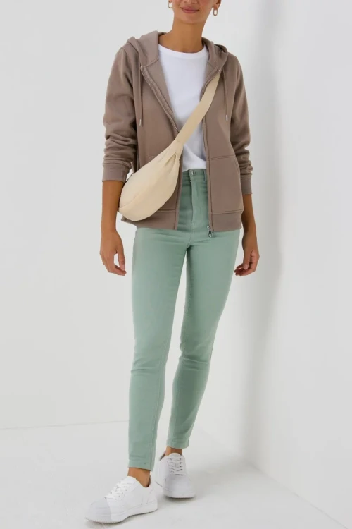 Papaya-April-Super-Skinny-pistacjowe-spodnie-jeansy-modelka-przod2.webp