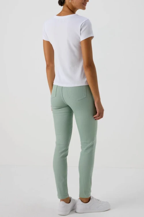 Papaya-April-Super-Skinny-pistacjowe-spodnie-jeansy-modelka-tyl.webp