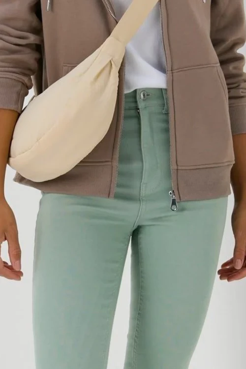 Papaya-April-Super-Skinny-pistacjowe-spodnie-jeansy-modelka-zblizenie.webp