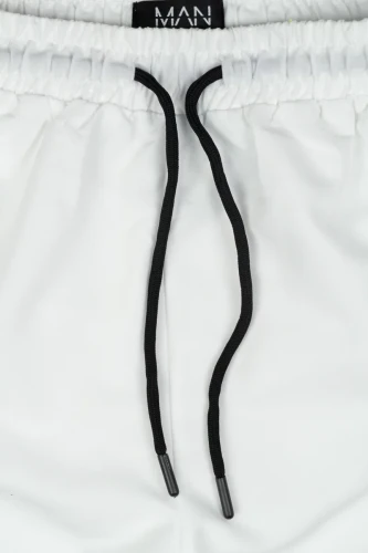 Boohoo-biale-meskie-spodenki-do-plywania-zblizenie.webp