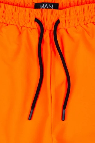 Boohoo-pomaranczowe-meskie-spodenki-do-plywania-zblizenie.webp