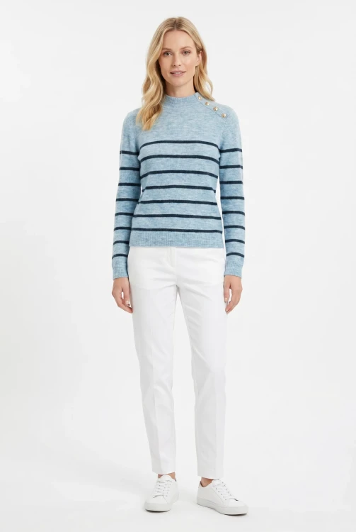 Camaieu-blekitny-sweter-w-czarne-paski-welna-guziki-modelka.webp