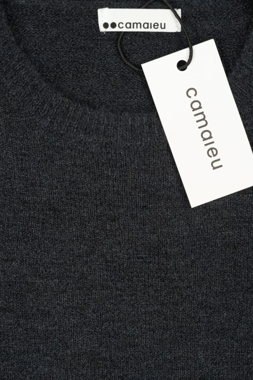 Camaieu-grafitowy-gladki-sweter-welna-zblizenie.webp