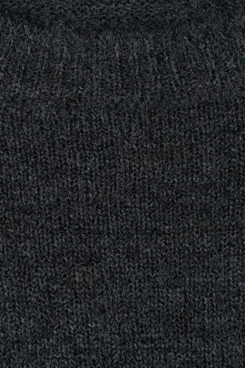 Camaieu-grafitowy-gladki-sweter-welna-zblizenie2.webp