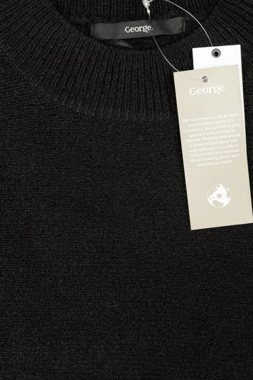 George-czarny-luzny-sweter-oversize-zblizenie.webp