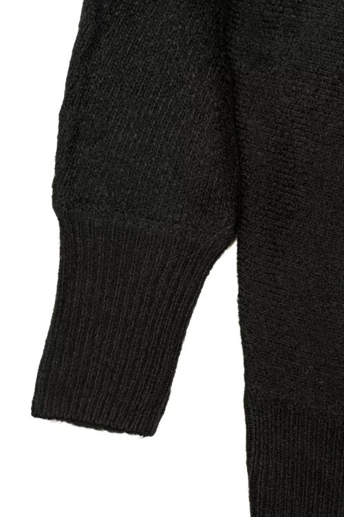 George-czarny-luzny-sweter-oversize-zblizenie3.webp