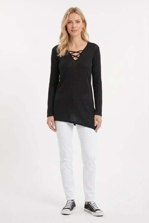 Atmosphere-czarna-bluzka-tunika-przeplatana-modelka.webp