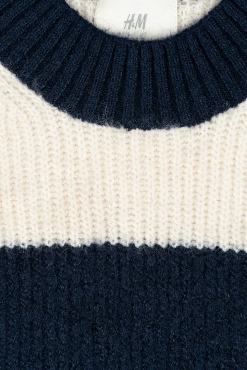 H&M-granatowo-kremowy-dzianinowy-sweter-w-pasy-welna-zblizenie.webp