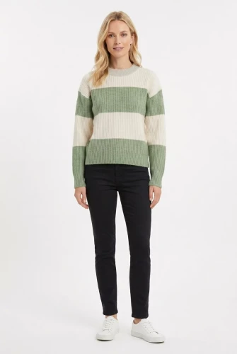 H&M-kremow-pistacjowy-dzianinowy-sweter-w-pasy-welna-modelka.webp