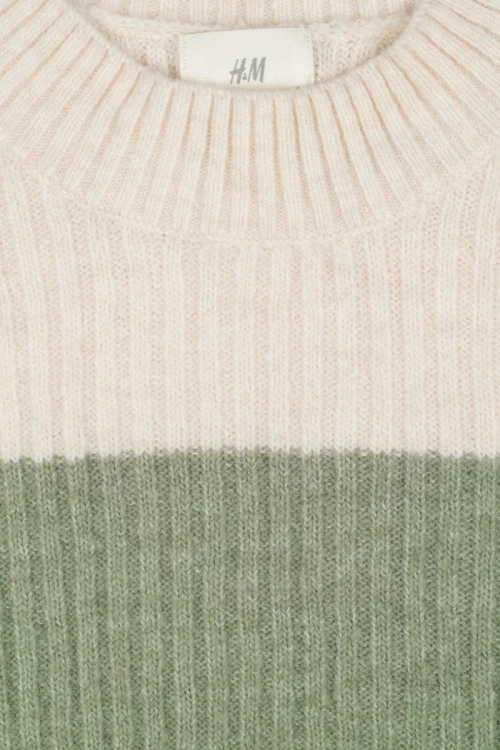 H&M-kremow-pistacjowy-dzianinowy-sweter-w-pasy-welna-zblizenie.webp