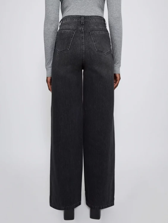 George-czarne-szerokie-spodnie-jeansy-wide-leg-wysoki-stan-modelka-tyl.webp