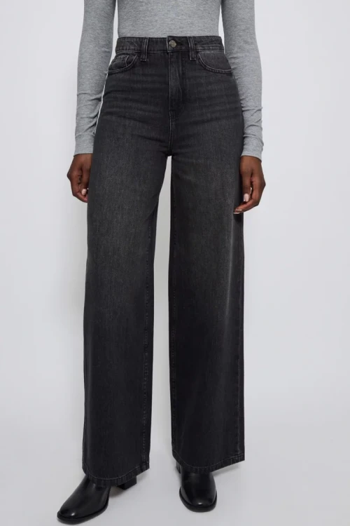 George-czarne-szerokie-spodnie-jeansy-wide-leg-wysoki-stan-modelka-przod.webp