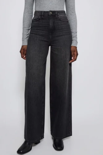 George-czarne-szerokie-spodnie-jeansy-wide-leg-wysoki-stan-modelka-przod.webp