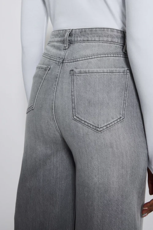 George-szare-szerokie-spodnie-jeansy-wide-leg-wysoki-stan-modelka-zblizenie2.webp