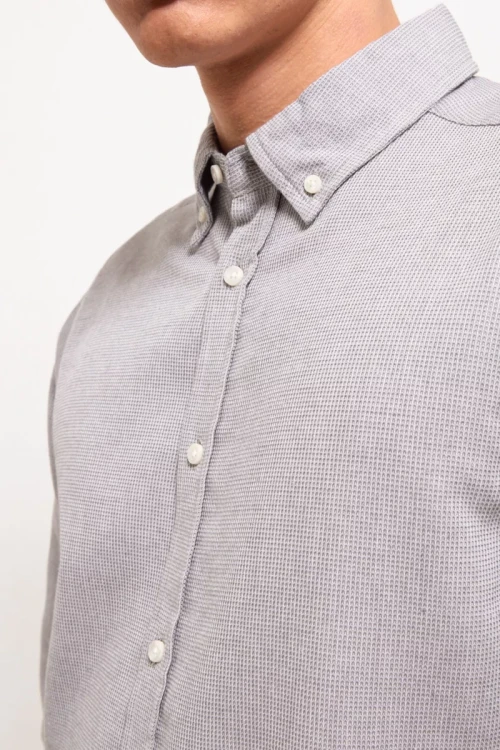 George-meska-bawelniana-szara-koszula-regular-fit-kratka-model-zblizenie.webp