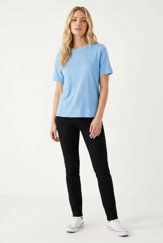 M&S-blekitna-lniana-bluzka-t-shirt-modal-modelka-przod.webp