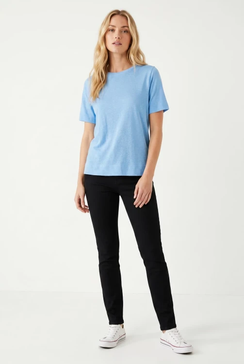 M&S-blekitna-lniana-bluzka-t-shirt-modal-modelka-przod.webp