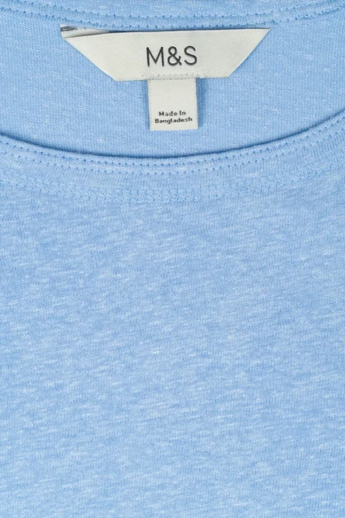 M&S-blekitna-lniana-bluzka-t-shirt-modal-zblizenie.webp