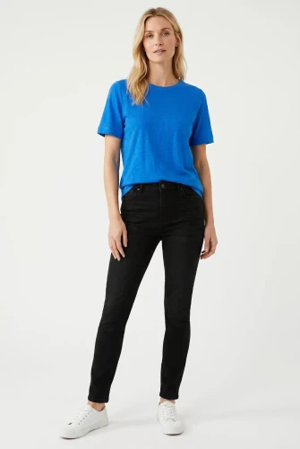 M&S-kobaltowa-lniana-bluzka-t-shirt-modal-modelka-przod.webp