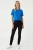 M&S-kobaltowa-lniana-bluzka-t-shirt-modal-modelka-przod.webp