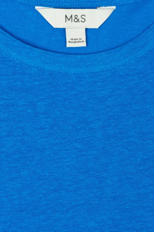 M&S-kobaltowa-lniana-bluzka-t-shirt-modal-zblizenie.webp