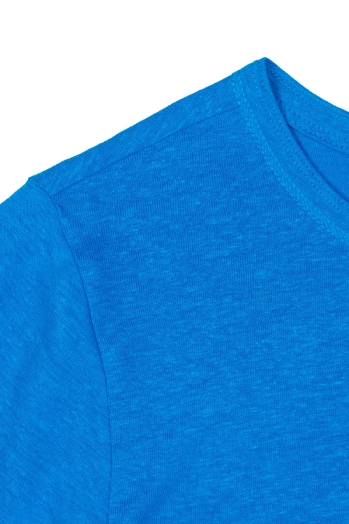 M&S-kobaltowa-lniana-bluzka-t-shirt-modal-zblizenie2.webp