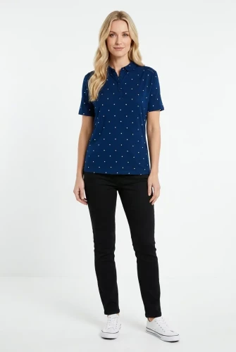 tu-granatowa-bluzka-z-modalu-w-grochy-plus-size-modelka-przod.webp