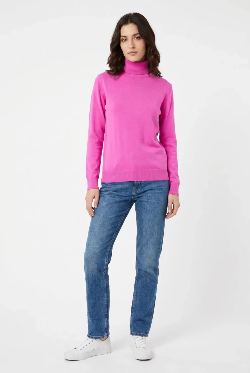 Dorothy-Perkins-rozowy-sweter-golf-modelka.webp