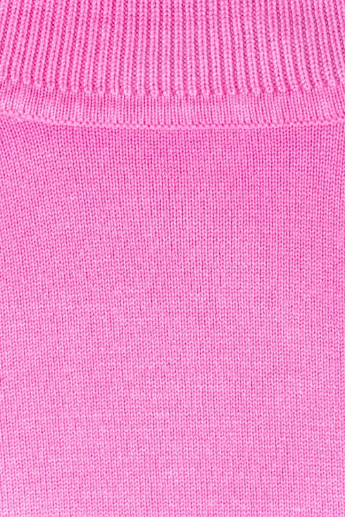 Dorothy-Perkins-rozowy-sweter-golf-zblizenie.webp