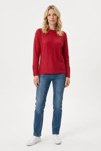 Yours-czerwony-damski-zdobiony-sweter-modelka.webp