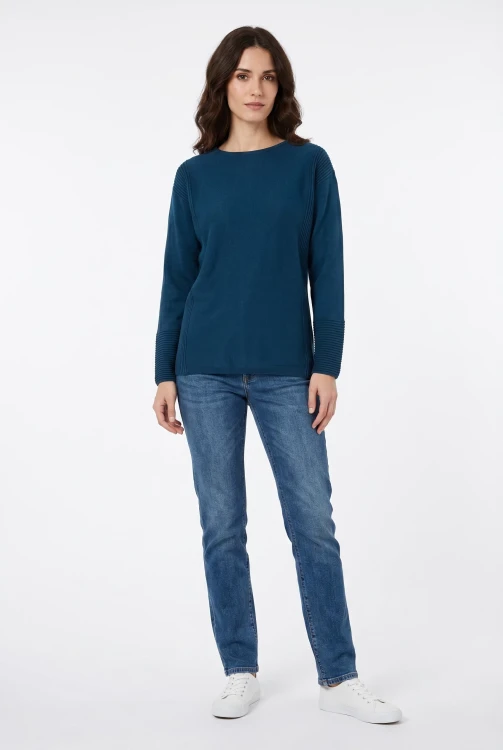 Yours-granatowy-damski-zdobiony-sweter-modelka.webp