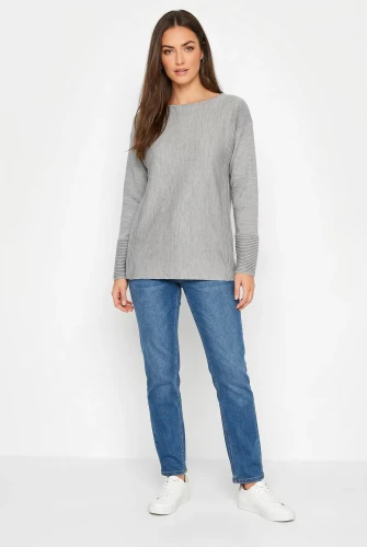 Yours-szary-damski-zdobiony-sweter-modelka.webp