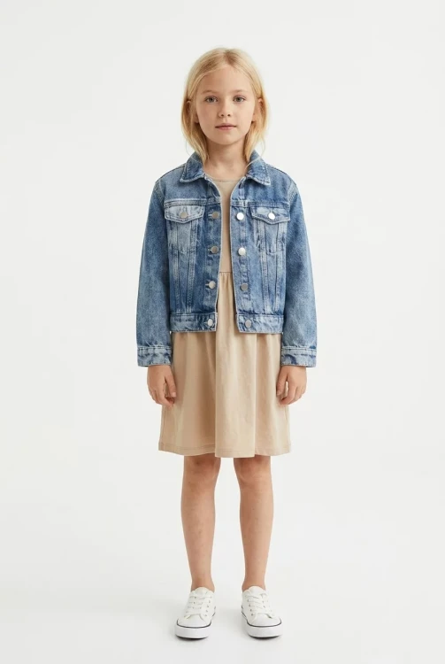 H&M-dziecieca-ciemna-jeansowa-kurtka-katana-modelka.webp