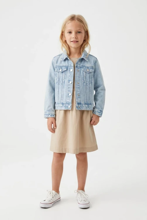H&M-dziecieca-jasna-jeansowa-kurtka-katana-modelka.webp
