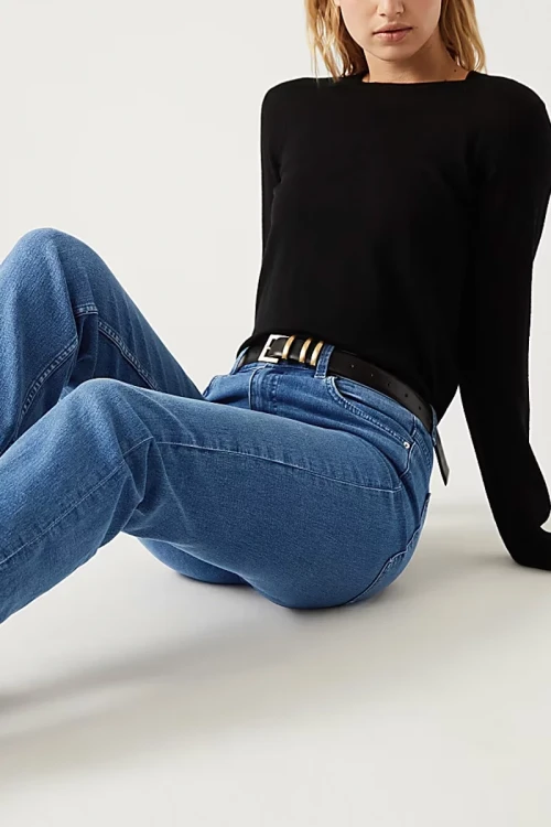 M&S-spodnie-jeansy-the-sienna-straight-jeansowe-proste-modelka-zblizenie2.webp