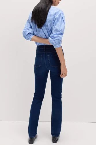 M&S-spodnie-granatowe-jeansy-the-sienna-straight-jeansowe-proste-modelka-tyl.webp