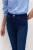 M&S-spodnie-granatowe-jeansy-the-sienna-straight-jeansowe-proste-modelka-zblizenie.webp
