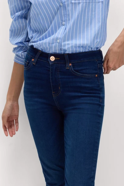 M&S-spodnie-granatowe-jeansy-the-sienna-straight-jeansowe-proste-modelka-zblizenie.webp