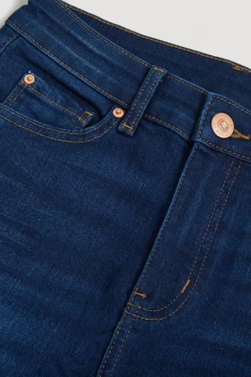 M&S-spodnie-granatowe-jeansy-the-sienna-straight-jeansowe-proste-zblizenie.webp