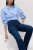 M&S-spodnie-granatowe-jeansy-the-sienna-straight-jeansowe-proste-modelka-siedzaca.webp