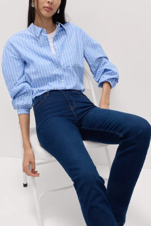 M&S-spodnie-granatowe-jeansy-the-sienna-straight-jeansowe-proste-modelka-siedzaca.webp