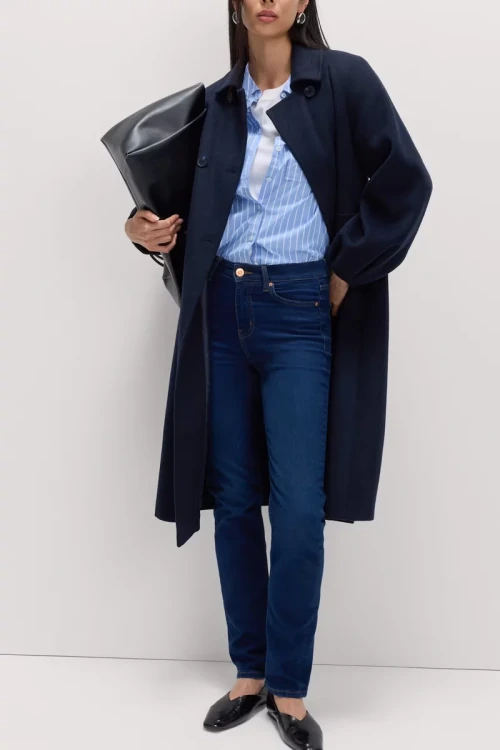 M&S-spodnie-granatowe-jeansy-the-sienna-straight-jeansowe-proste-modelka-przod2.webp