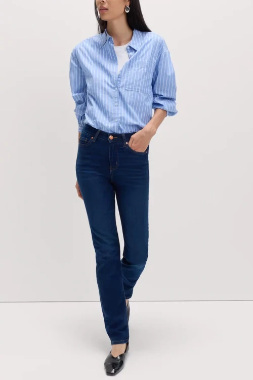 M&S-spodnie-granatowe-jeansy-the-sienna-straight-jeansowe-proste-modelka-przod.webp