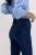 M&S-spodnie-granatowe-jeansy-the-sienna-straight-jeansowe-proste-modelka-zblizenie2.webp