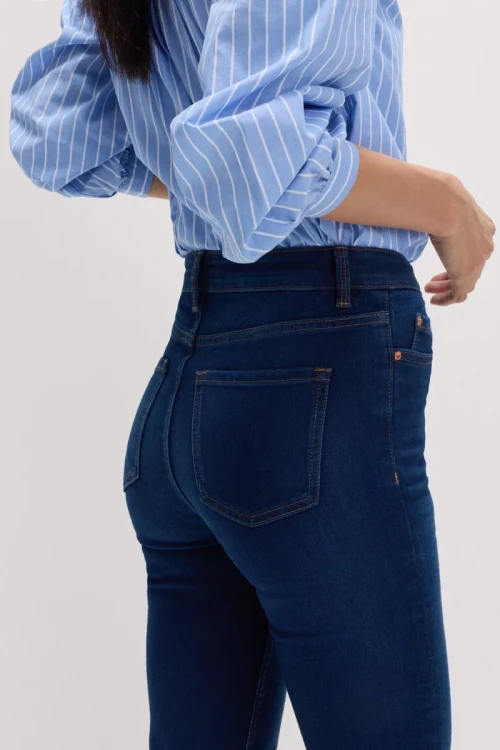 M&S-spodnie-granatowe-jeansy-the-sienna-straight-jeansowe-proste-modelka-zblizenie2.webp