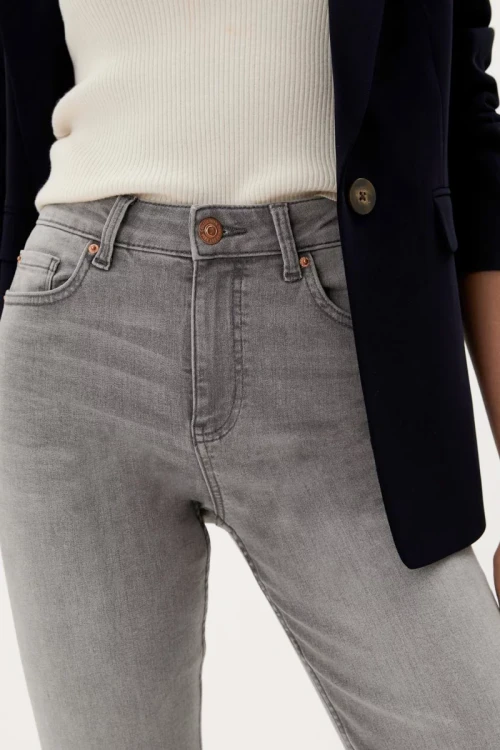 M&S-spodnie-szare-jeansy-the-sienna-straight-jeansowe-proste-modelka-zblizenie2.webp