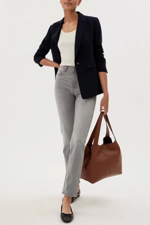 M&S-spodnie-szare-jeansy-the-sienna-straight-jeansowe-proste-modelka-przod3.webp