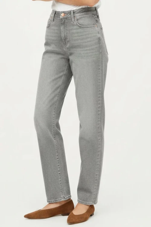 M&S-spodnie-szare-jeansy-the-sienna-straight-jeansowe-proste-modelka-przod2.webp